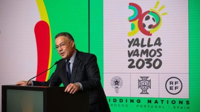 فوزي لقجع رفقة شعار كأس العالم 2030